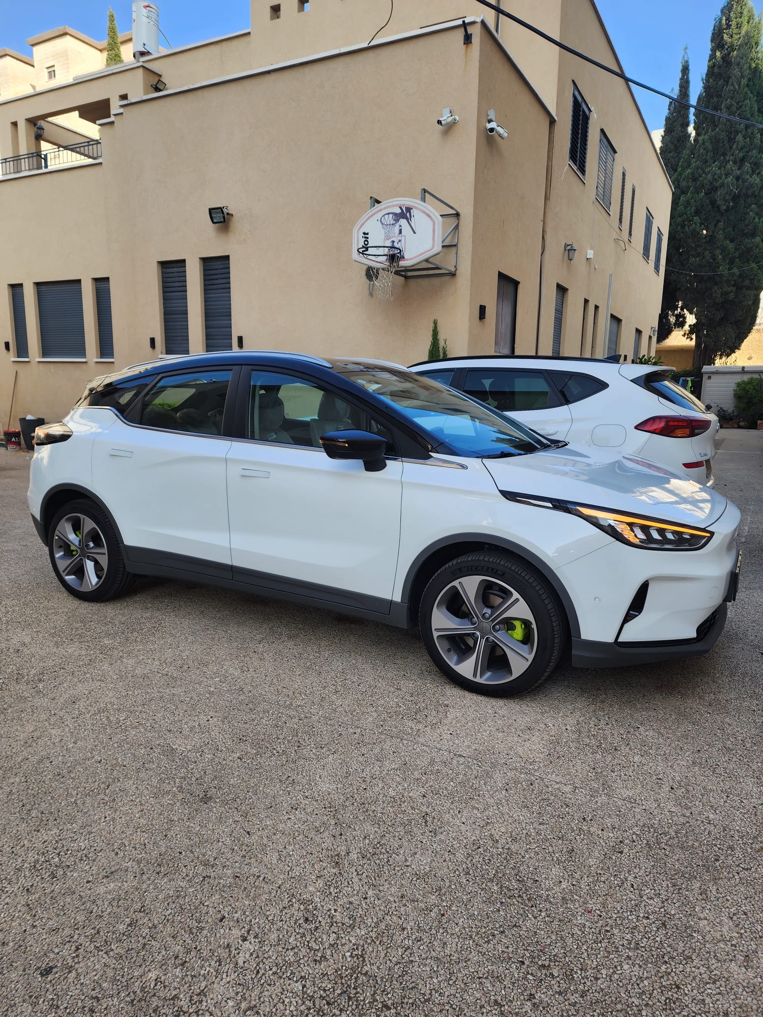 רכב הלימוד של אורי – Geely לבנה